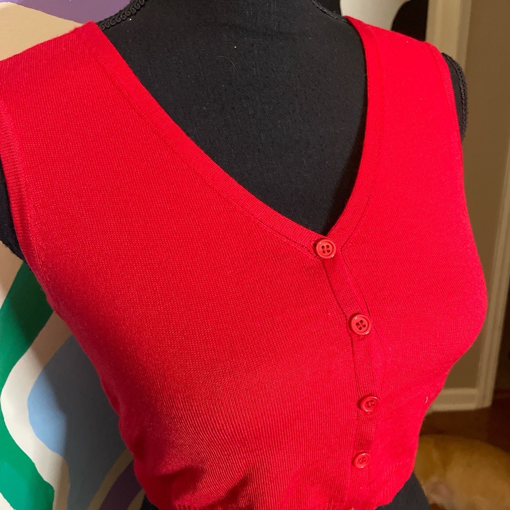 Cropped Red Vest - Picture 2 of 5